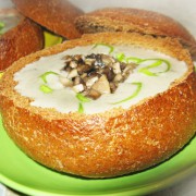Сырный суп с грибами и луком-пореем в хлебных тарелочках