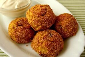 Крокеты из тунца с рисом и сырной начинкой