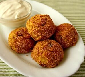 Крокеты из тунца с рисом и сырной начинкой