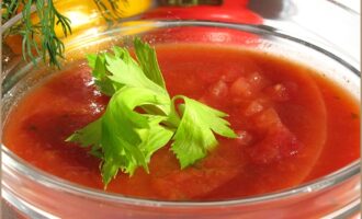 Томатный овощной суп с сельдереем