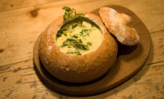 Грибной суп-пюре в хлебных тарелках: пошаговый рецепт