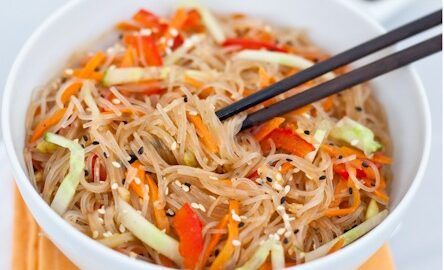 Салат с фунчозой и овощами