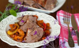 Баранина, запеченная с овощами в духовке