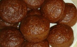 Классические шоколадные кексы с изюмом в алкогольной пропитке