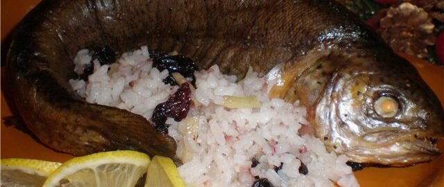 Кутап из форели с рисом и изюмом