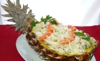 Салат с курицей и креветками в ананасе