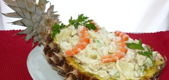 Салат с курицей и креветками в ананасе