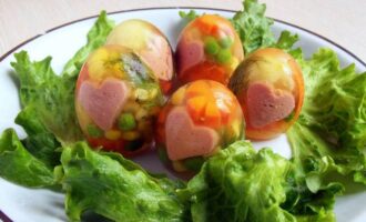 Рецепт заливного 'Яйца Фаберже' с овощами и колбасой