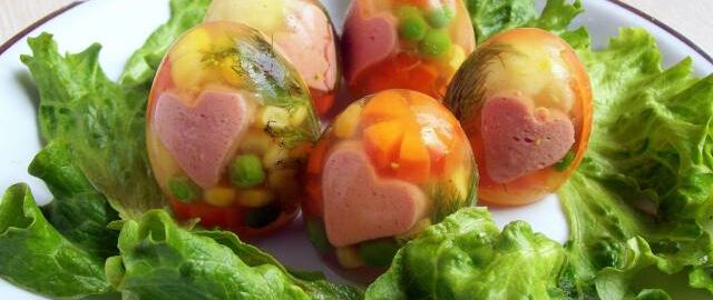 Рецепт заливного 'Яйца Фаберже' с овощами и колбасой
