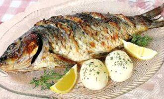 Сазан, запечённый в духовке с луком и сметаной