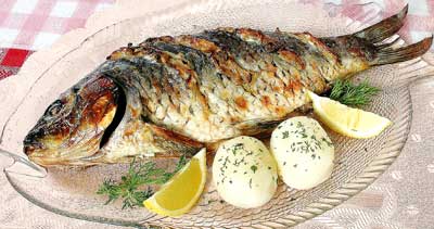 Сазан, запечённый в духовке с луком и сметаной