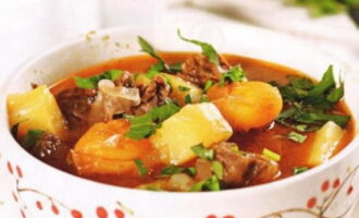 Ароматный суп из говядины с курагой