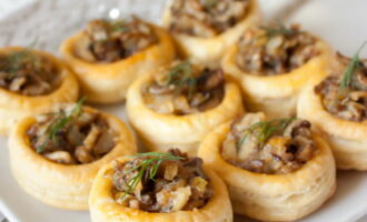 Как приготовить волованы с курицей и грибами: подробный рецепт