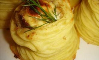 Картофельные гнезда с грибами и сливочным сыром