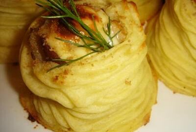 Картофельные гнезда с грибами и сливочным сыром