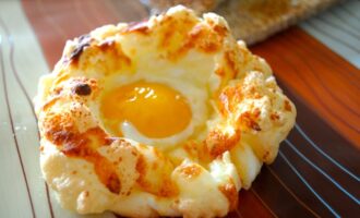 Как приготовить яичные гнезда с сыром и хлебными гренками