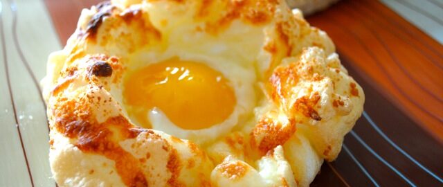 Как приготовить яичные гнезда с сыром и хлебными гренками