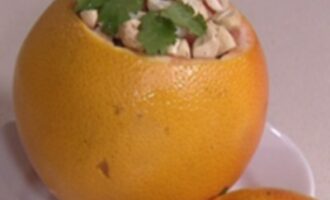 Освежающий салат из морепродуктов в грейпфруте