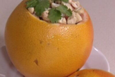 Освежающий салат из морепродуктов в грейпфруте