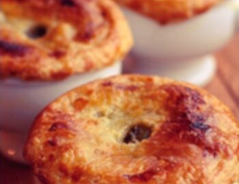 Куриный пирог в горшочке с овощами и грибами