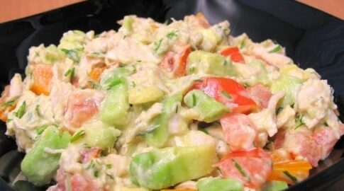 Рецепт салата «Свежесть» с овощами и легким соусом