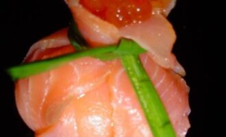 Рецепт закуски «Мешочек счастья» с красной рыбой и сыром