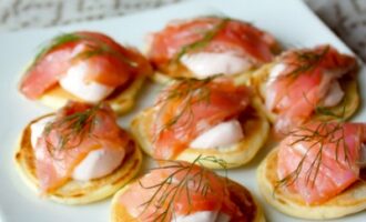 Мини-блинчики с лососем и сметанным кремом