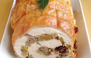 Фаршированный рулет из индейки