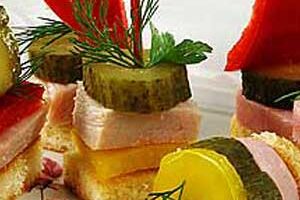 Канапе с бужениной и ветчиной