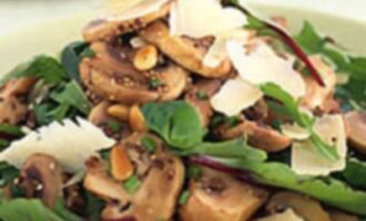 Теплый салат с кедровыми орехами и шампиньонами