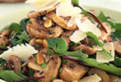 Теплый салат с кедровыми орехами и шампиньонами