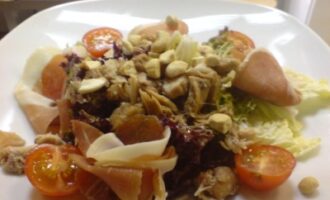 Рецепт салата с мясом кролика и кешью