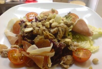 Рецепт салата с мясом кролика и кешью