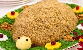 Сырный слоеный салат с орехами и курицей