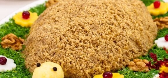 Сырный слоеный салат с орехами и курицей