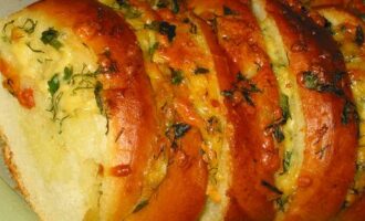 Рецепт запеченного батона с сыром и чесноком