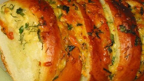 Рецепт запеченного батона с сыром и чесноком
