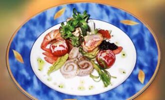 Салат «Морской фристайл» с форелью и креветками