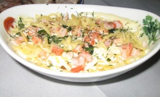 Сырный салат с ананасами и креветками