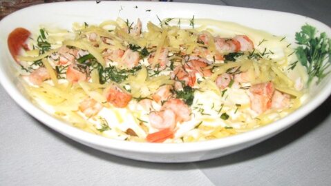 Сырный салат с ананасами и креветками