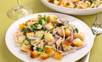 Салат с Сыром, Куриным Филе и Домашними Сухариками