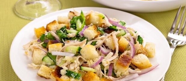 Салат с Сыром, Куриным Филе и Домашними Сухариками
