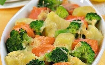Лосось с брокколи под сливочно-сырным соусом