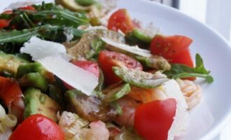 Салат из рукколы и креветок
