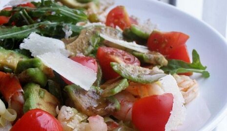 Салат из рукколы и креветок