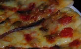 Пицца с анчоусами