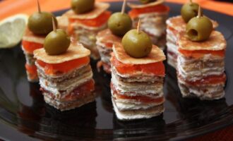 Канапе из блинов на шпажках