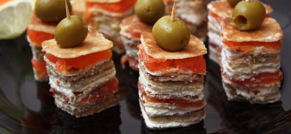 Канапе из блинов на шпажках