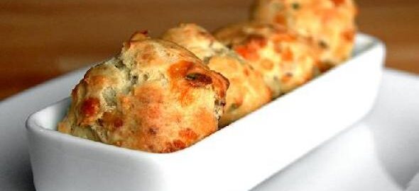 Печенье с беконом и сыром