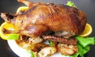Утка с яблоками, запечённая в рукаве